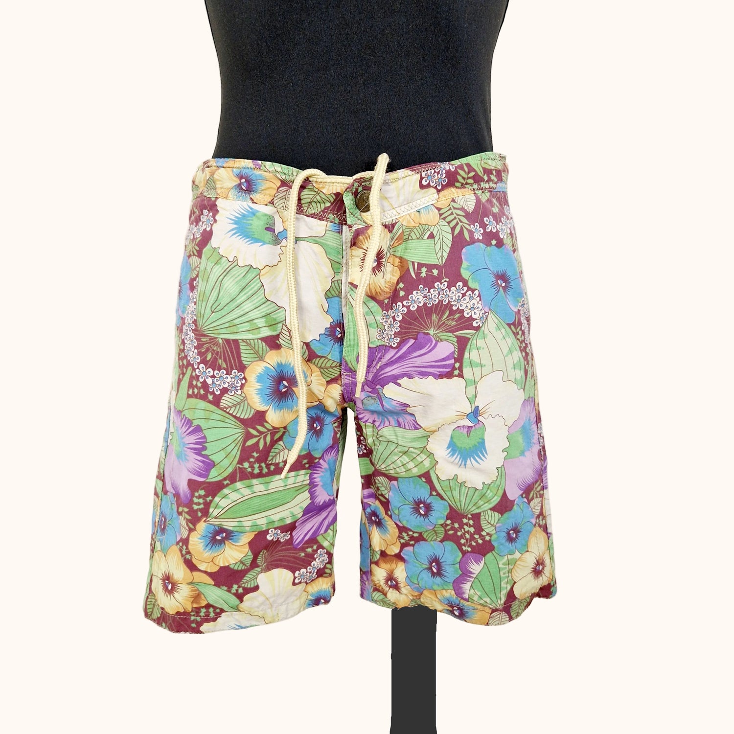 Einzigartige und nachhaltige Badeshorts in braun-grün-violett mit Blumen. Unique and sustainable vintage swim trunks in brown-green-purple with flowers. Front.
