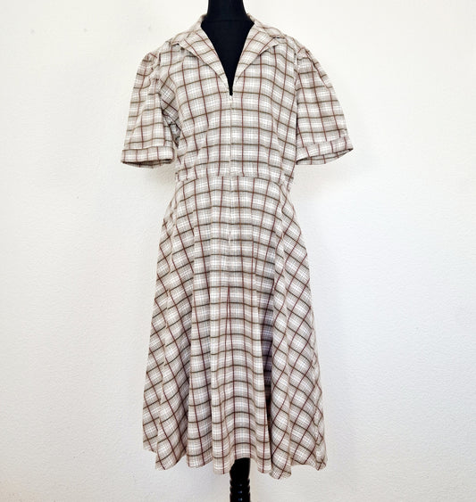 Einzigartiges und nachhaltiges Vintage Kleid, Kurzarm, in weiss-braun-blau, kariert. Unique and sustainable vintage dress, shortsleeved, in white-brown-blue,  checked. Front.