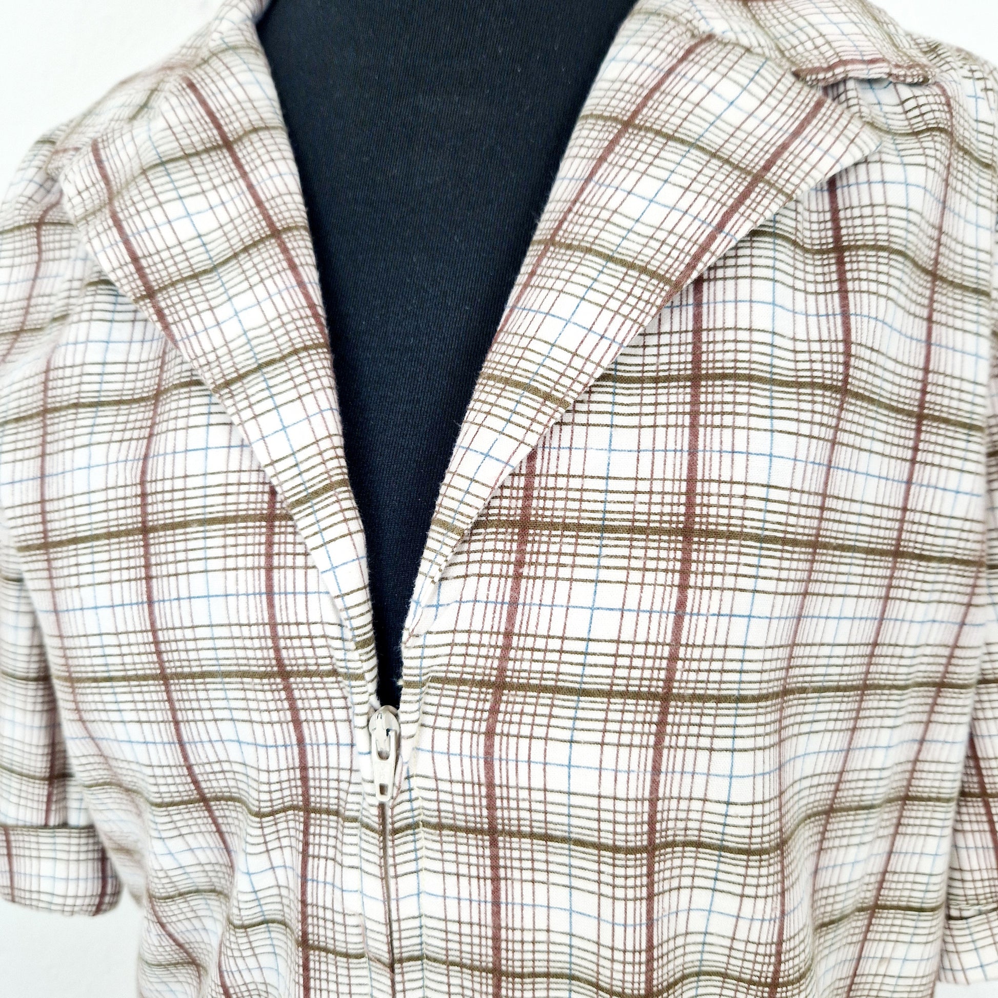 Einzigartiges und nachhaltiges Vintage Kleid, Kurzarm, in weiss-braun-blau, kariert. Unique and sustainable vintage dress, shortsleeved, in white-brown-blue,  checked. Close-up.