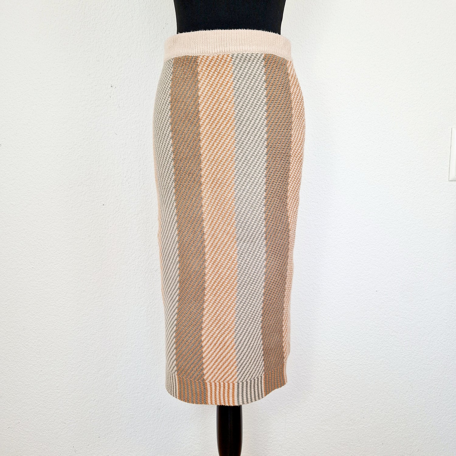 Einzigartiger und nachhaltiger Vintage Strickrock in beige-hellgrau-caramel. Unique and sustainable vintage knit skirt in beige-light grey-caramel. Front. 