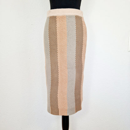 Einzigartiger und nachhaltiger Vintage Strickrock in beige-hellgrau-caramel. Unique and sustainable vintage knit skirt in beige-light grey-caramel. Front. 