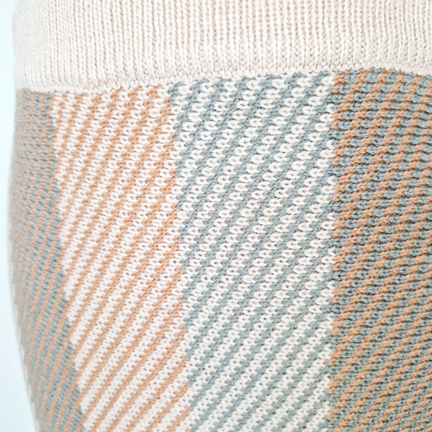Einzigartiger und nachhaltiger Vintage Strickrock in beige-hellgrau-caramel. Unique and sustainable vintage knit skirt in beige-light grey-caramel. Close-up.