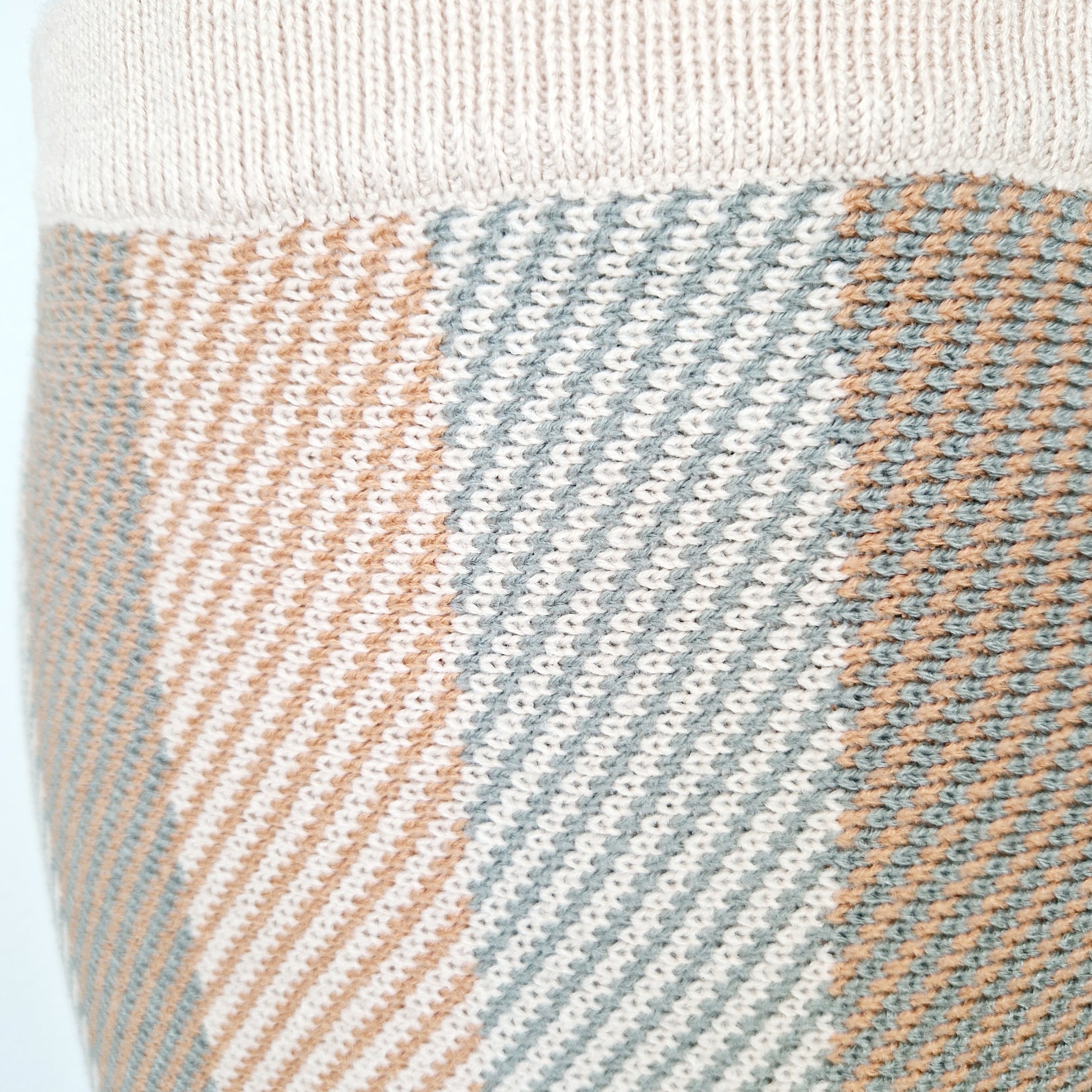 Einzigartiger und nachhaltiger Vintage Strickrock in beige-hellgrau-caramel. Unique and sustainable vintage knit skirt in beige-light grey-caramel. Close-up.
