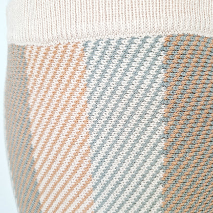 Einzigartiger und nachhaltiger Vintage Strickrock in beige-hellgrau-caramel. Unique and sustainable vintage knit skirt in beige-light grey-caramel. Close-up.