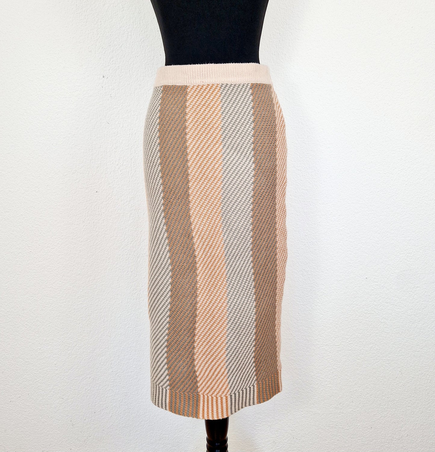 Einzigartiger und nachhaltiger Vintage Strickrock in beige-hellgrau-caramel. Unique and sustainable vintage knit skirt in beige-light grey-caramel. Back.