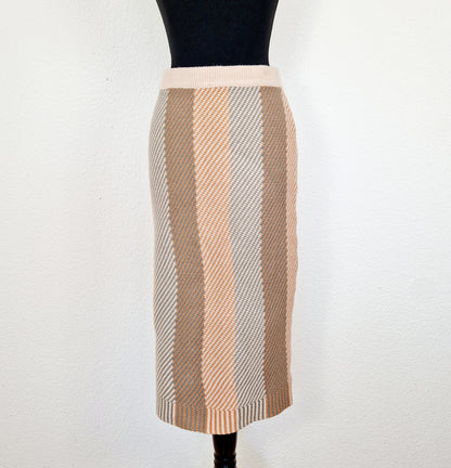 Einzigartiger und nachhaltiger Vintage Strickrock in beige-hellgrau-caramel. Unique and sustainable vintage knit skirt in beige-light grey-caramel. Back.