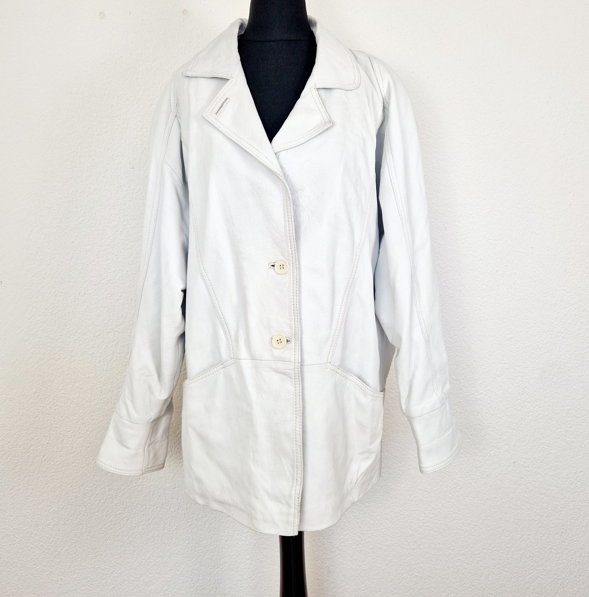 Einigartige und nachhaltige Vintage Jacke in weiss und Leder. Unique and sustainable vintage jacket in white and leather. Front.