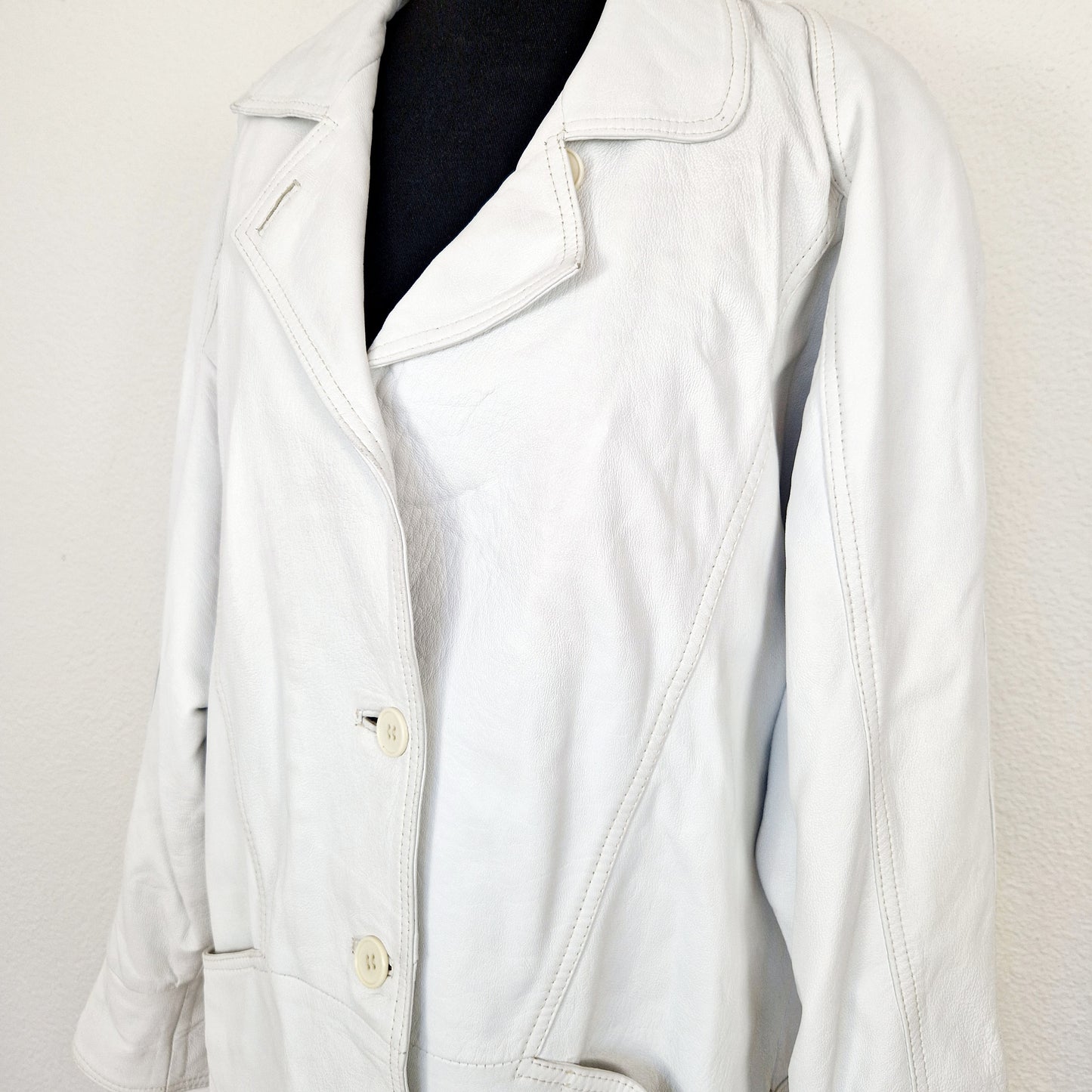 Einigartige und nachhaltige Vintage Jacke in weiss und Leder. Unique and sustainable vintage jacket in white and leather. Side.