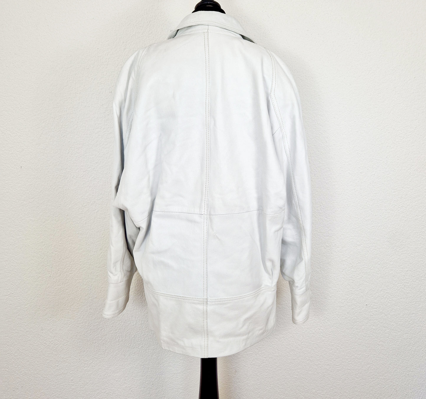 Einigartige und nachhaltige Vintage Jacke in weiss und Leder. Unique and sustainable vintage jacket in white and leather. Back.