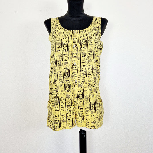 Einzigartiger und nachhaltiger Vintage Playsuit in gelb-schwarz mit Hieroglyphen. Unique and sustainable vintage playsuit in yellow-black with hieroglyphics. Front.