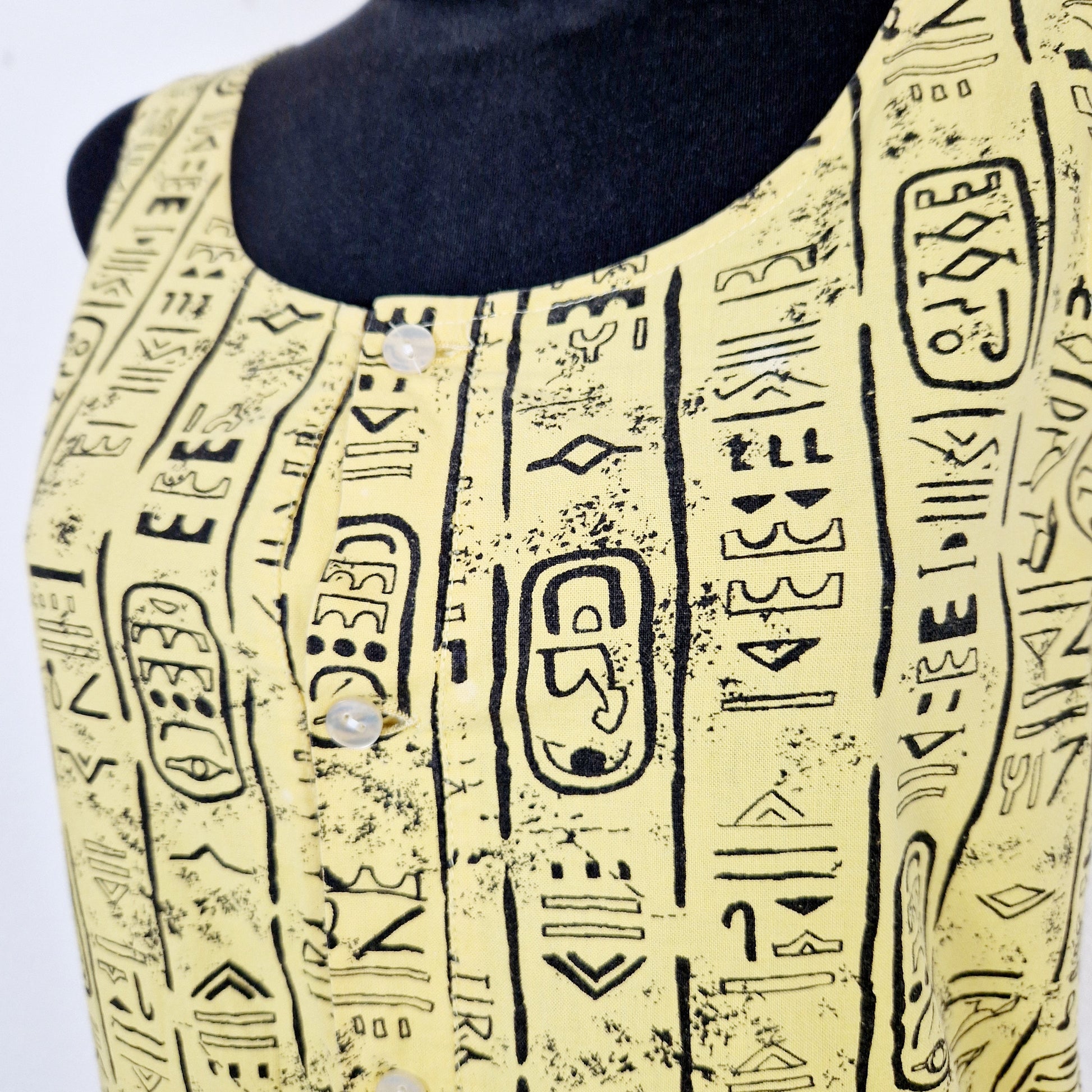 Einzigartiger und nachhaltiger Vintage Playsuit in gelb-schwarz mit Hieroglyphen. Unique and sustainable vintage playsuit in yellow-black with hieroglyphics. Close-up 2.
