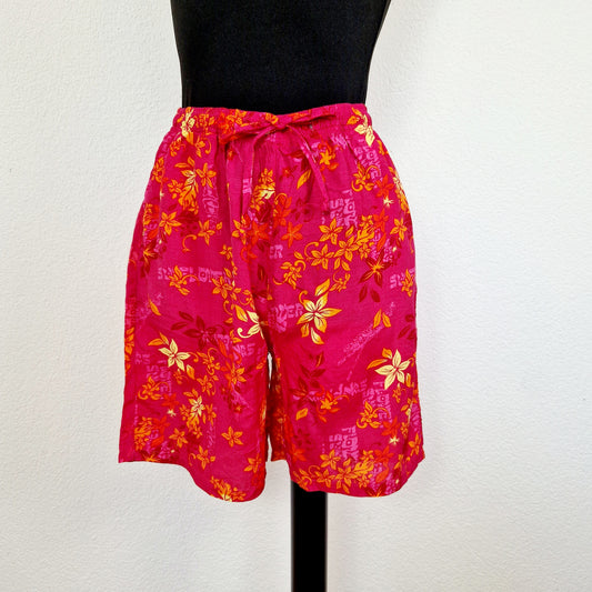 Einzigartige und nachhaltige Vintage Shorts in fuchsia-orange-gelb mit Blumen. Unique and sustainable vintage sohorts in fuchsia-orange-yellow with flowers. Front. 