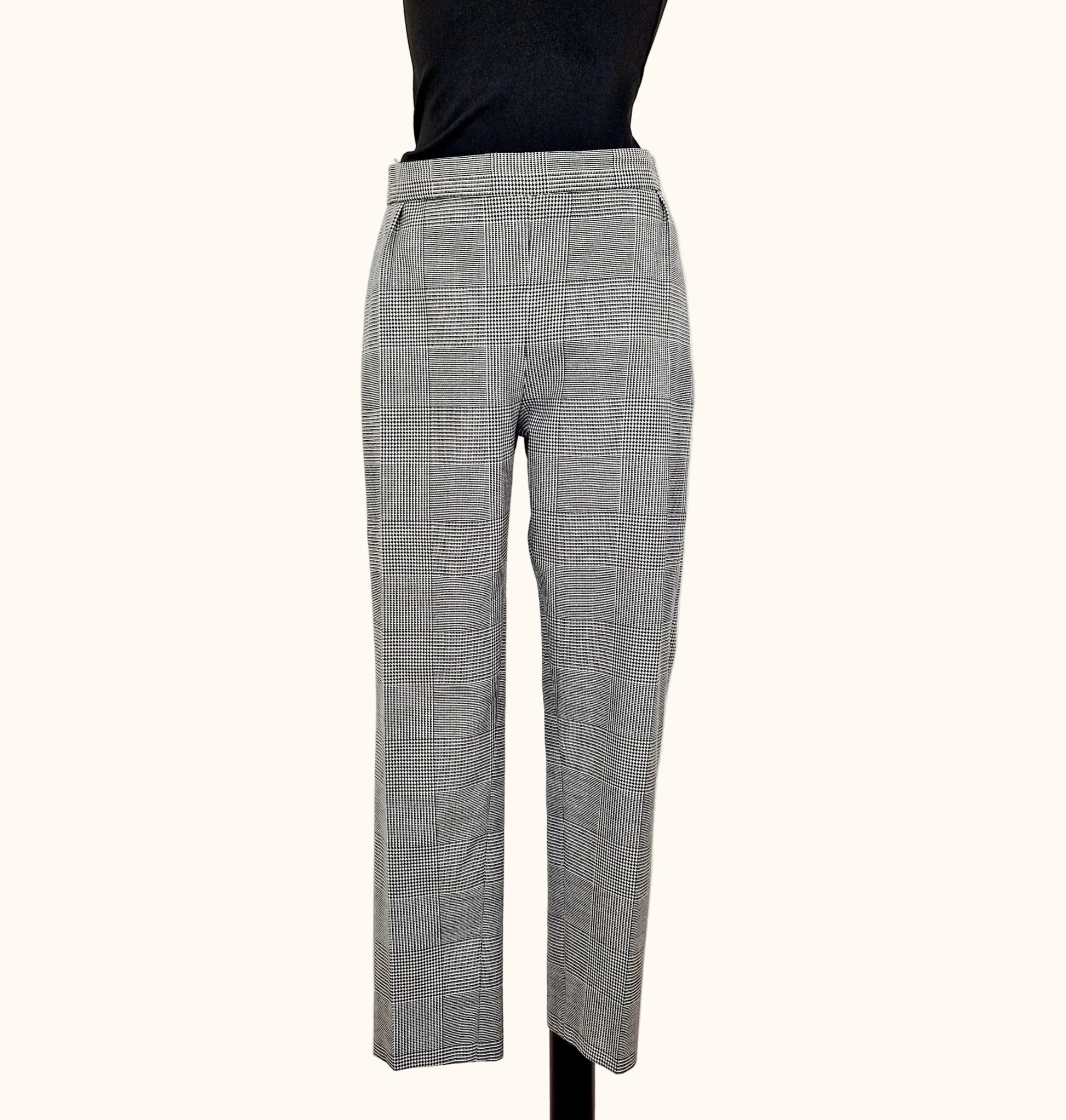Einzigartige und nachhaltige Vintage Hose in schwarz-weiss, Hahnentritt. Unique and sustainable vintage trousers in black-white, houndstooth. Front. 