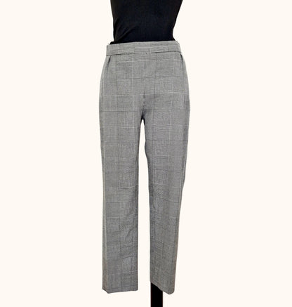 Einzigartige und nachhaltige Vintage Hose in schwarz-weiss, Hahnentritt. Unique and sustainable vintage trousers in black-white, houndstooth. Front. 