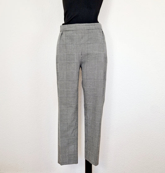 Einzigartige und nachhaltige Vintage Hose in schwarz-weiss, Hahnentritt. Unique and sustainable vintage trousers in black-white, houndstooth. Front. 
