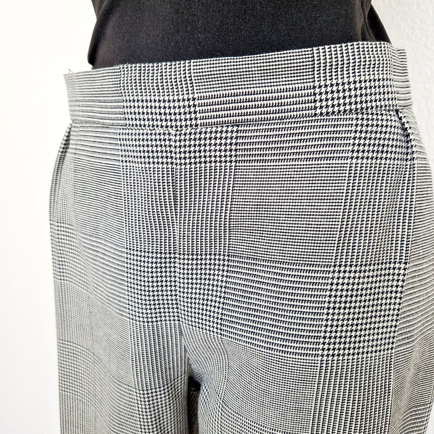 Einzigartige und nachhaltige Vintage Hose in schwarz-weiss, Hahnentritt. Unique and sustainable vintage trousers in black-white, houndstooth. Close-up.