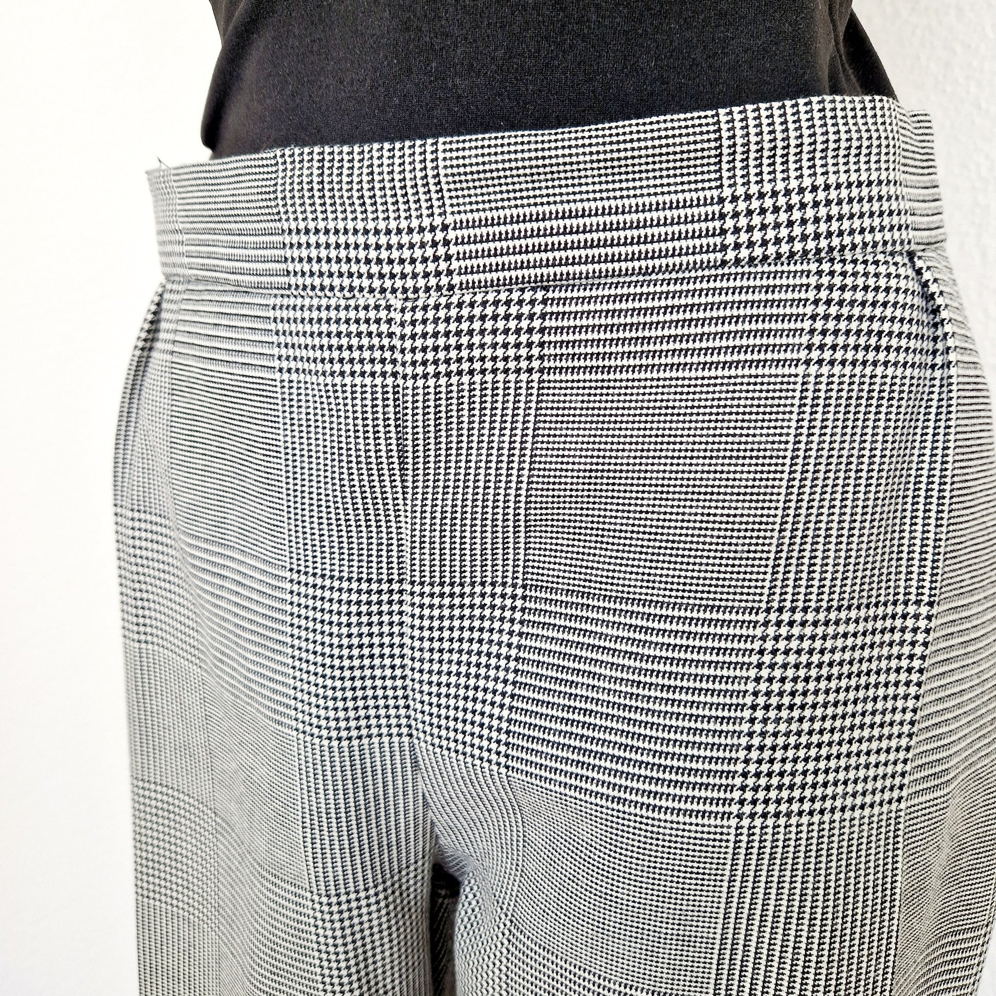 Einzigartige und nachhaltige Vintage Hose in schwarz-weiss, Hahnentritt. Unique and sustainable vintage trousers in black-white, houndstooth. Close-up.