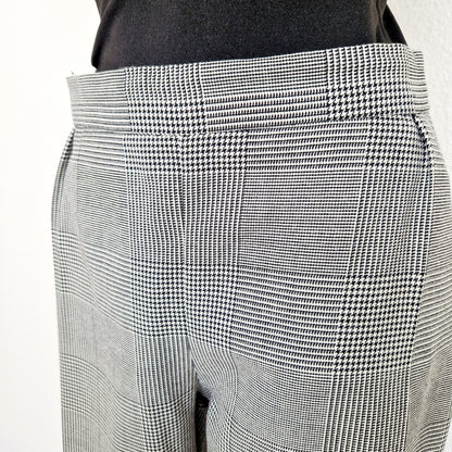 Einzigartige und nachhaltige Vintage Hose in schwarz-weiss, Hahnentritt. Unique and sustainable vintage trousers in black-white, houndstooth. Close-up.