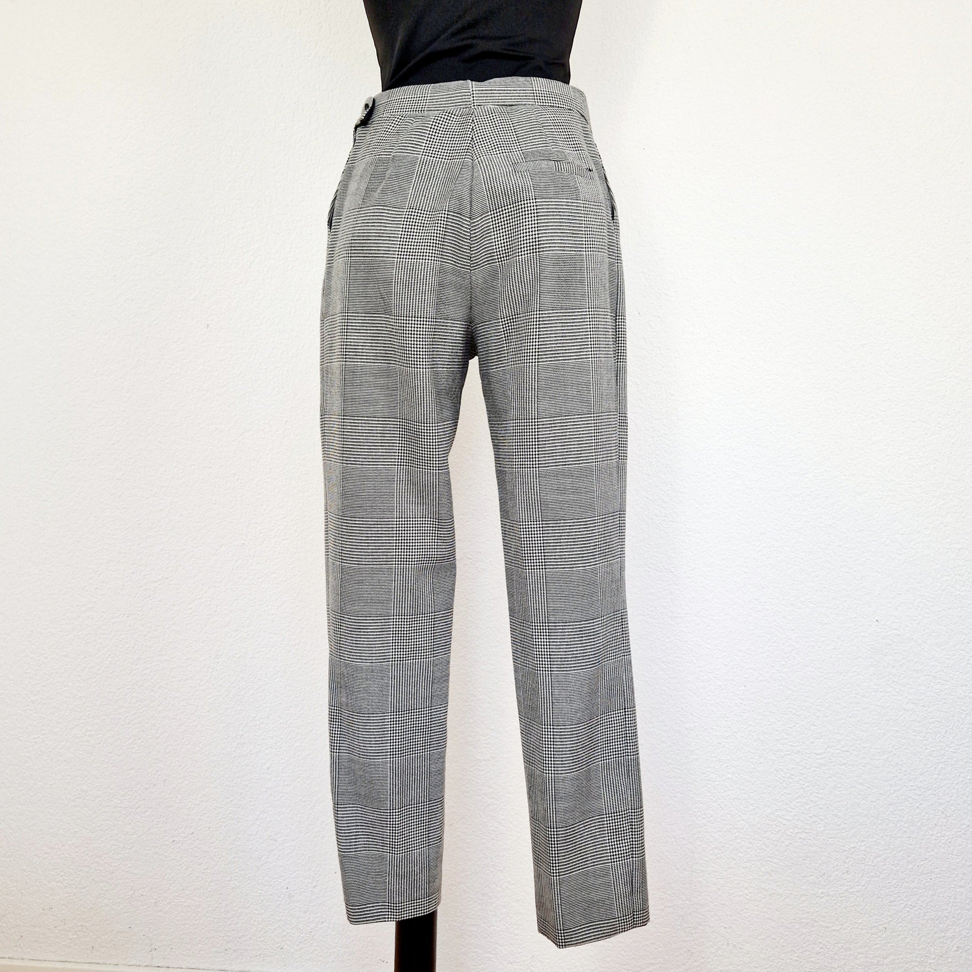 Einzigartige und nachhaltige Vintage Hose in schwarz-weiss, Hahnentritt. Unique and sustainable vintage trousers in black-white, houndstooth. Back.