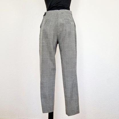 Einzigartige und nachhaltige Vintage Hose in schwarz-weiss, Hahnentritt. Unique and sustainable vintage trousers in black-white, houndstooth. Back.