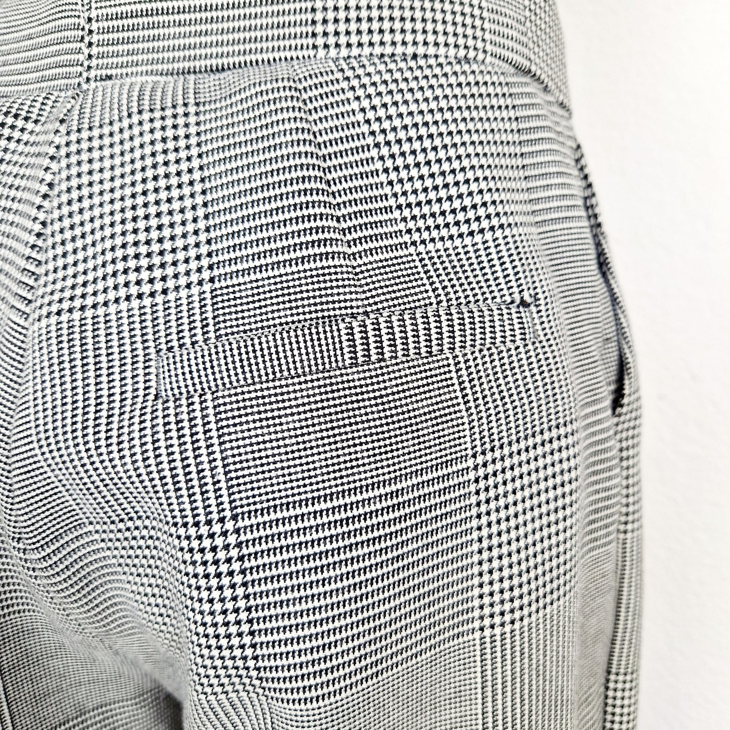 Einzigartige und nachhaltige Vintage Hose in schwarz-weiss, Hahnentritt. Unique and sustainable vintage trousers in black-white, houndstooth. Close-up 2.