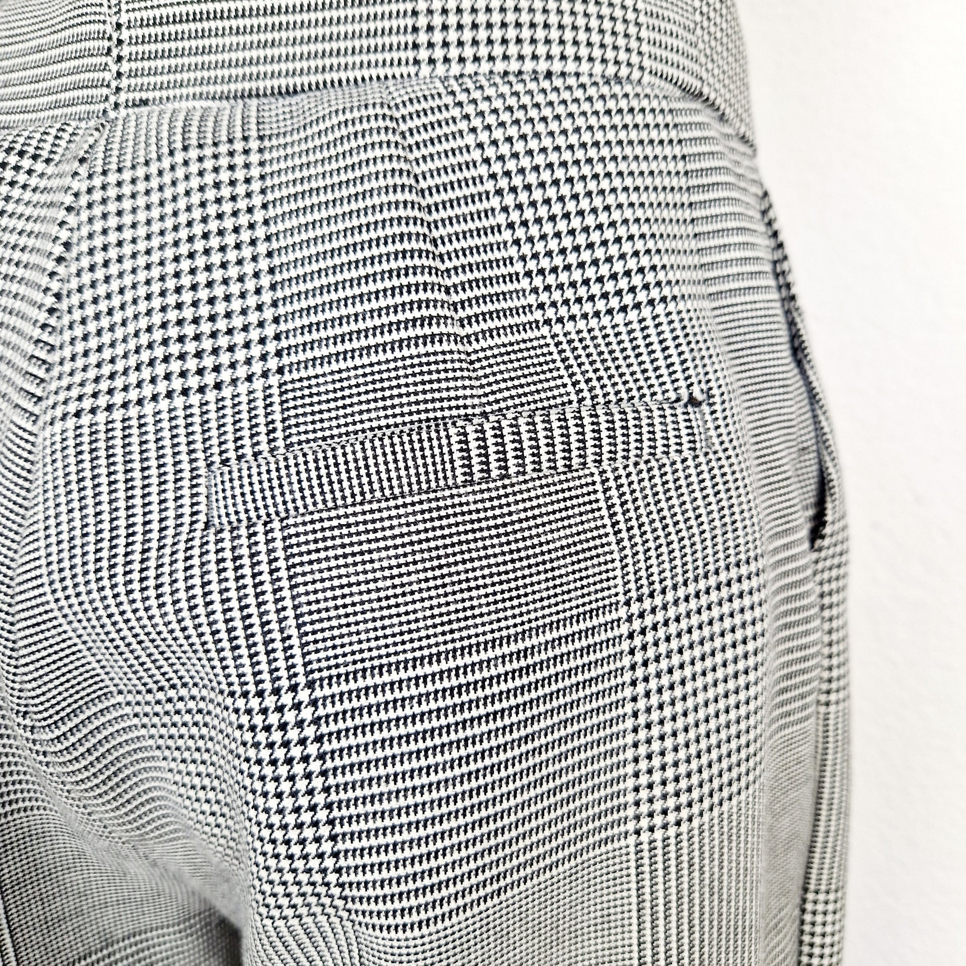 Einzigartige und nachhaltige Vintage Hose in schwarz-weiss, Hahnentritt. Unique and sustainable vintage trousers in black-white, houndstooth. Close-up 2.