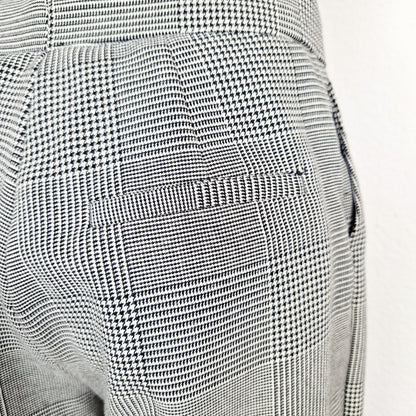 Einzigartige und nachhaltige Vintage Hose in schwarz-weiss, Hahnentritt. Unique and sustainable vintage trousers in black-white, houndstooth. Close-up 2.