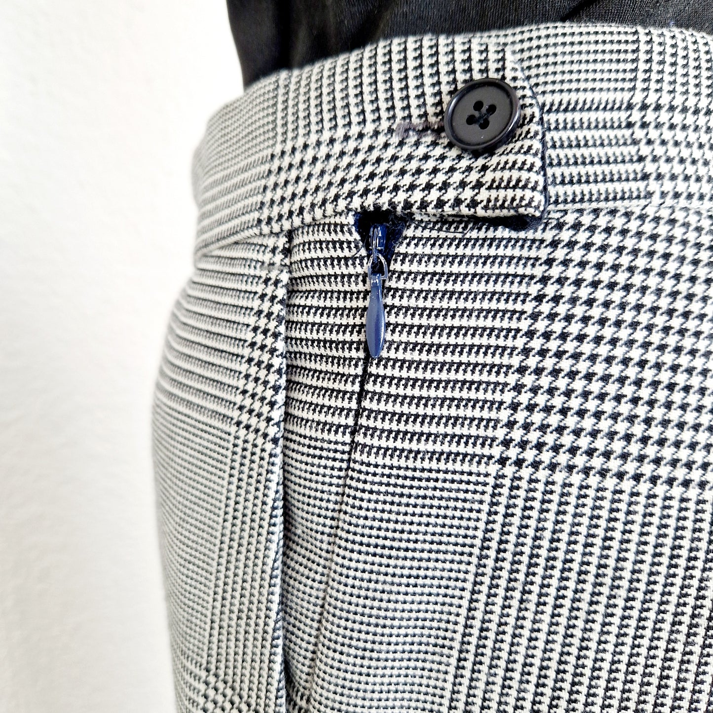 Einzigartige und nachhaltige Vintage Hose in schwarz-weiss, Hahnentritt. Unique and sustainable vintage trousers in black-white, houndstooth. Zipper.