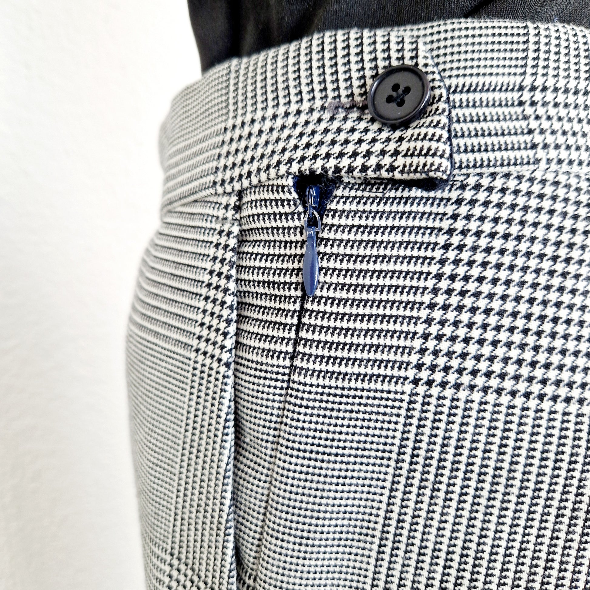 Einzigartige und nachhaltige Vintage Hose in schwarz-weiss, Hahnentritt. Unique and sustainable vintage trousers in black-white, houndstooth. Zipper.