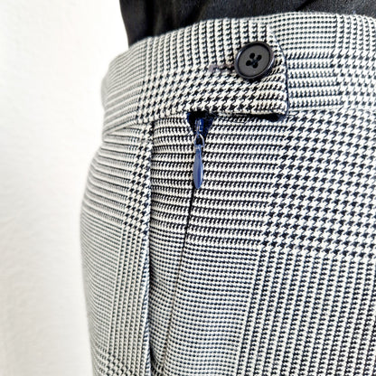 Einzigartige und nachhaltige Vintage Hose in schwarz-weiss, Hahnentritt. Unique and sustainable vintage trousers in black-white, houndstooth. Zipper.