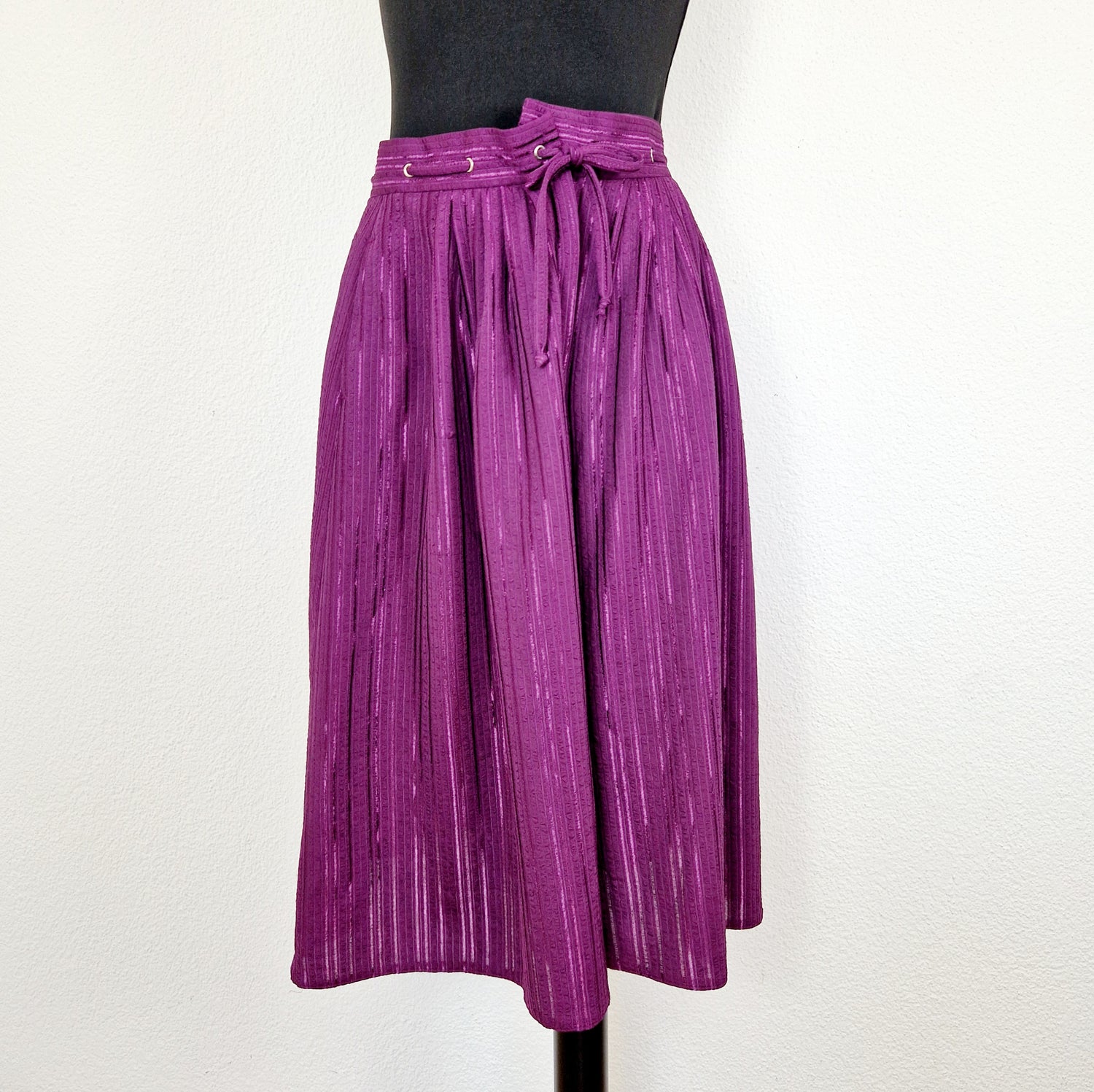 Einzigartige und nachhaltige Vintage Culotte in  violett mit Streifen. Unique and sustainable vintage culottes in purple with stripes. Front.
