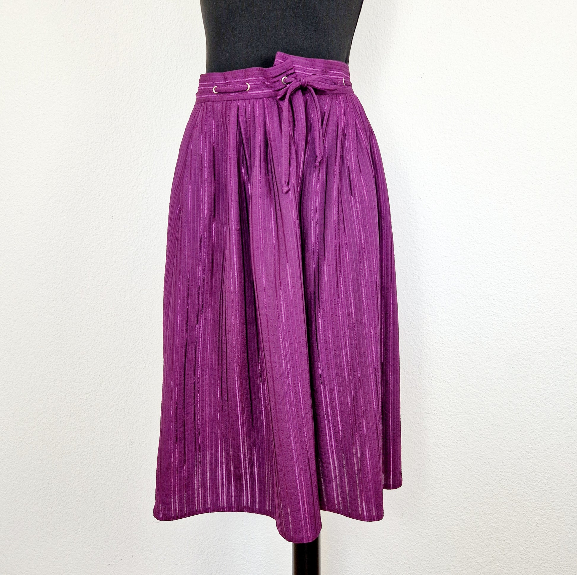 Einzigartige und nachhaltige Vintage Culotte in  violett mit Streifen. Unique and sustainable vintage culottes in purple with stripes. Front.