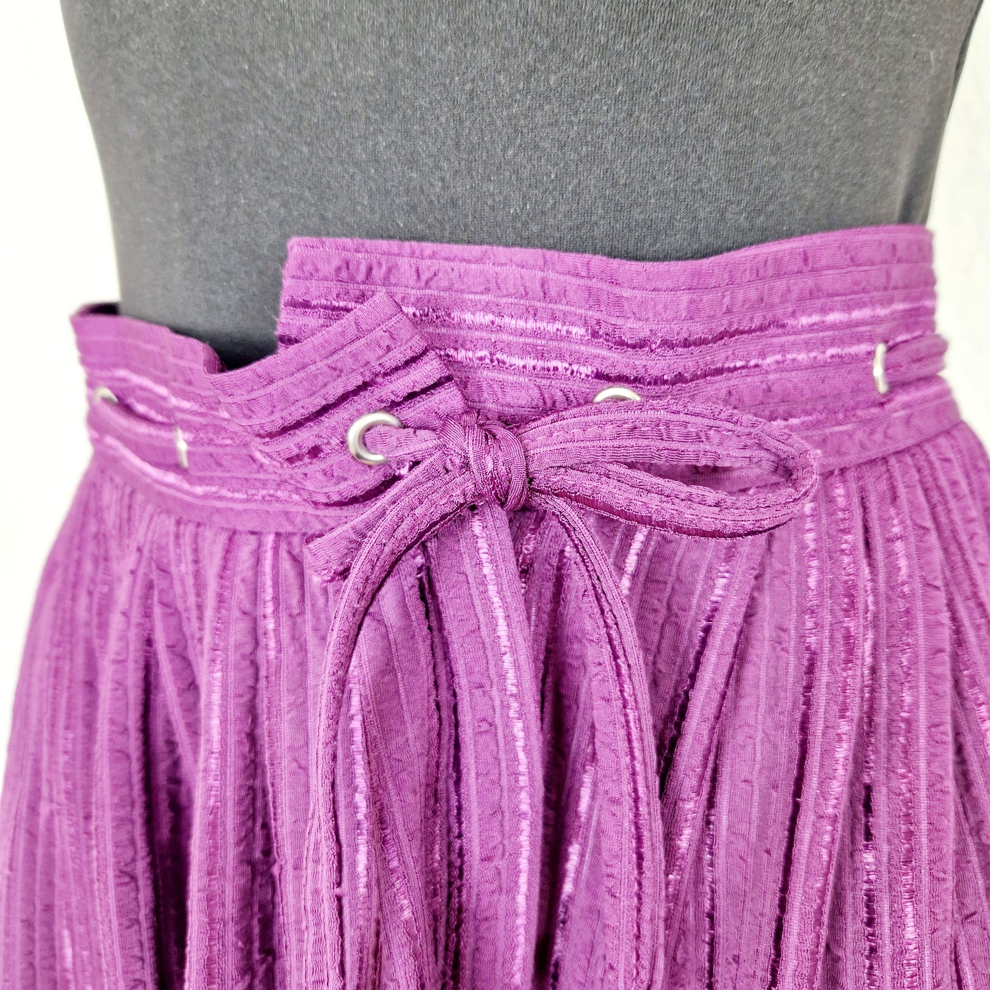 Einzigartige und nachhaltige Vintage Culotte in  violett mit Streifen. Unique and sustainable vintage culottes in purple with stripes. Close-up 2.