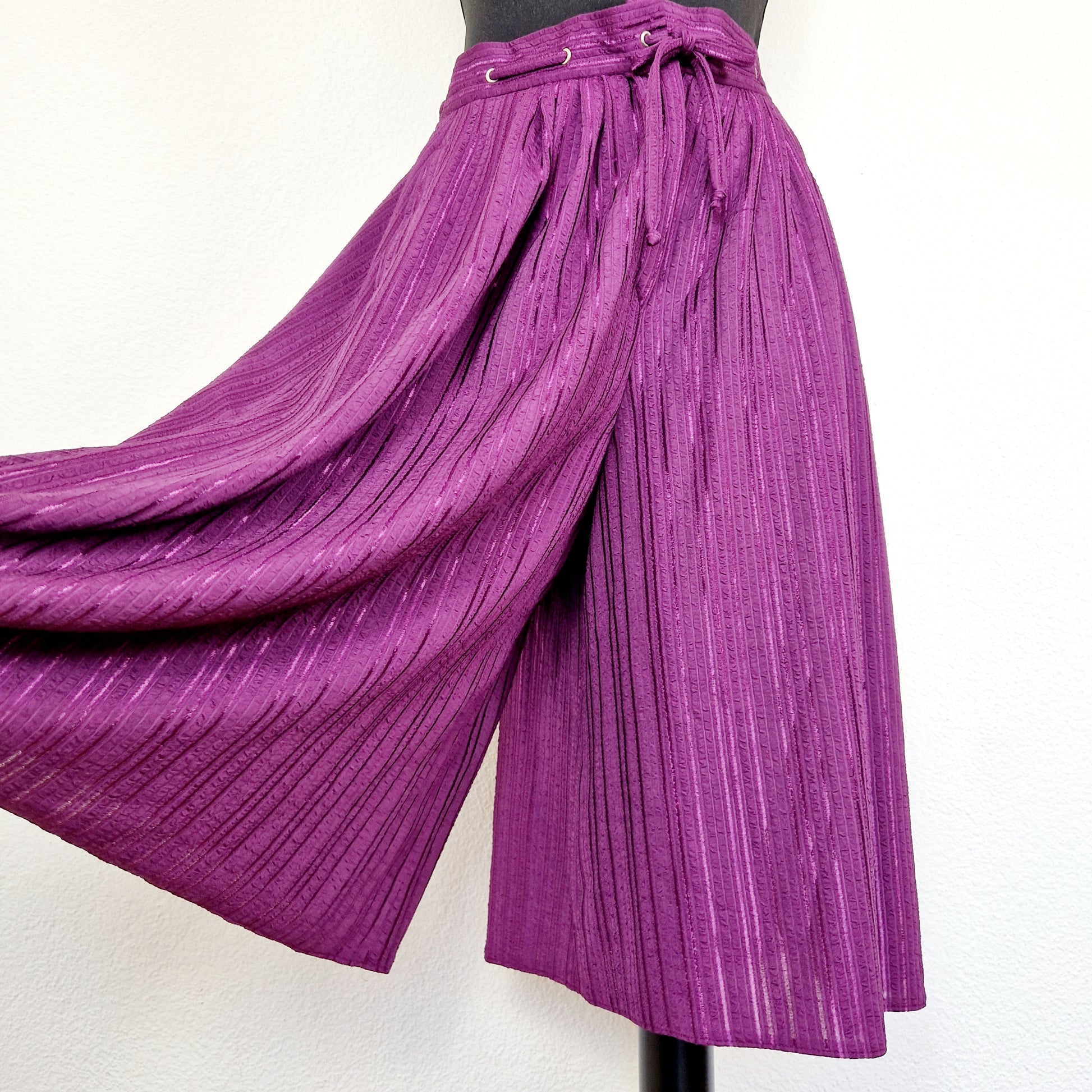 Einzigartige und nachhaltige Vintage Culotte in  violett mit Streifen. Unique and sustainable vintage culottes in purple with stripes. Close-up.
