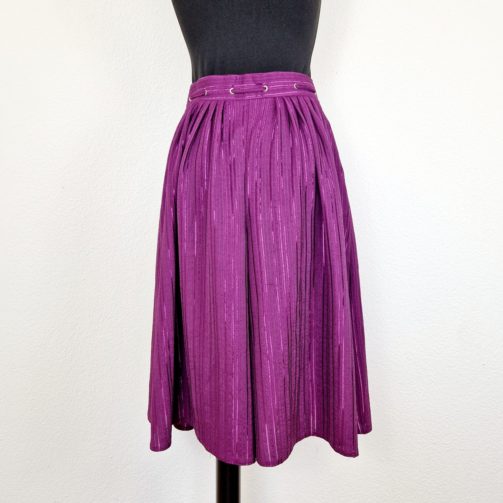 Einzigartige und nachhaltige Vintage Culotte in  violett mit Streifen. Unique and sustainable vintage culottes in purple with stripes. Back.