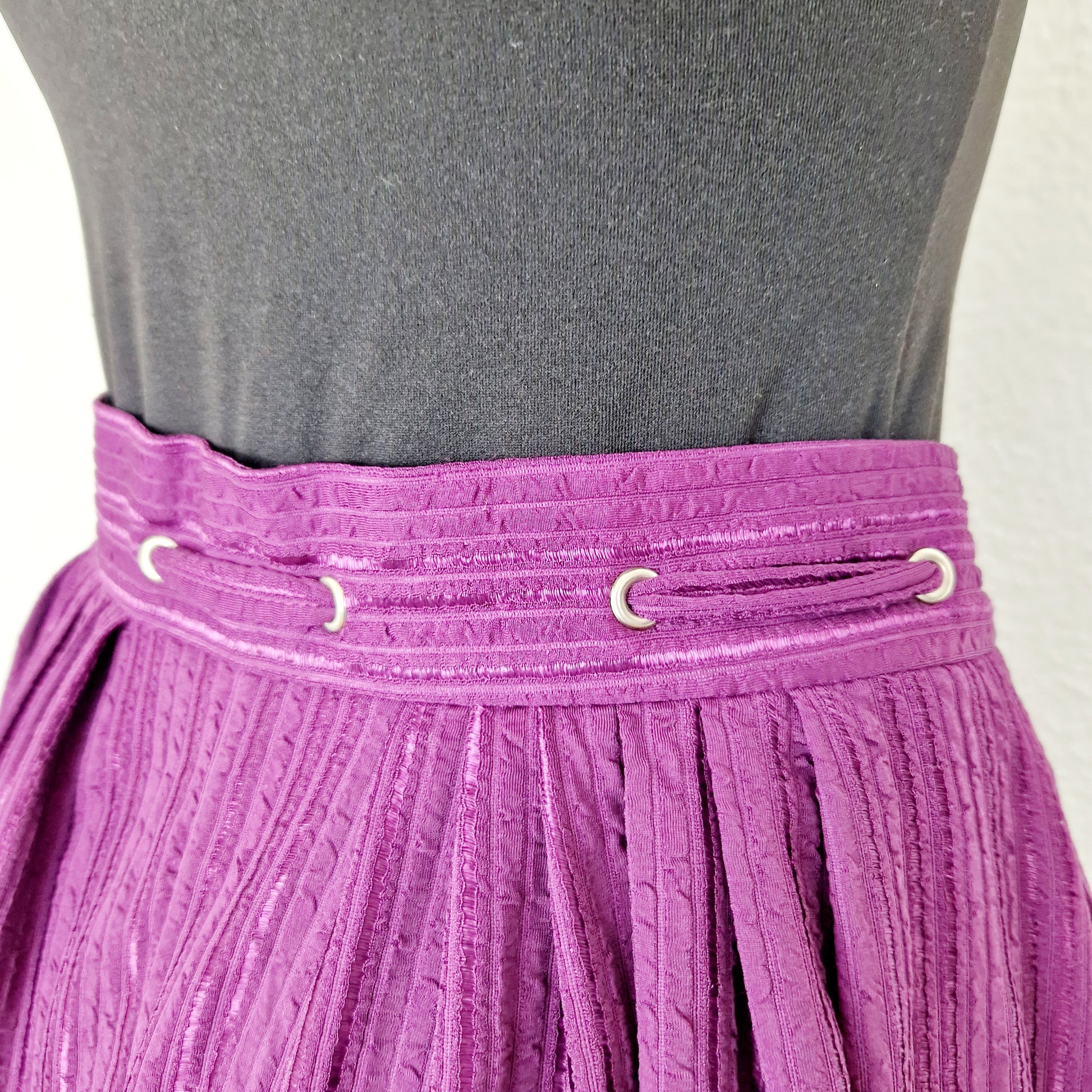 Einzigartige und nachhaltige Vintage Culotte in  violett mit Streifen. Unique and sustainable vintage culottes in purple with stripes. Close-up 3.