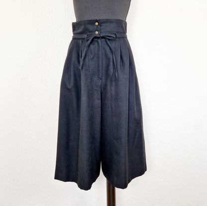 Einzigartige und nachhaltige Vintage Culotte in schwarz, Paperback. Unique and sustainable vintage culottes in black, paperbag. Front. 