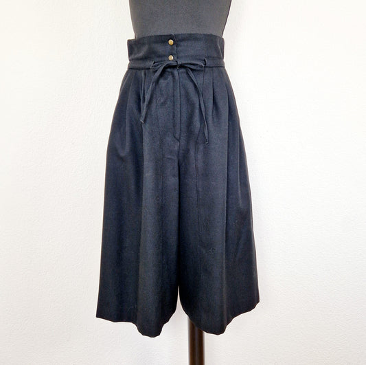 Einzigartige und nachhaltige Vintage Culotte in schwarz, Paperback. Unique and sustainable vintage culottes in black, paperbag. Front. 