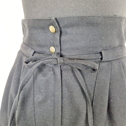 Einzigartige und nachhaltige Vintage Culotte in schwarz, Paperback. Unique and sustainable vintage culottes in black, paperbag. Close-up.