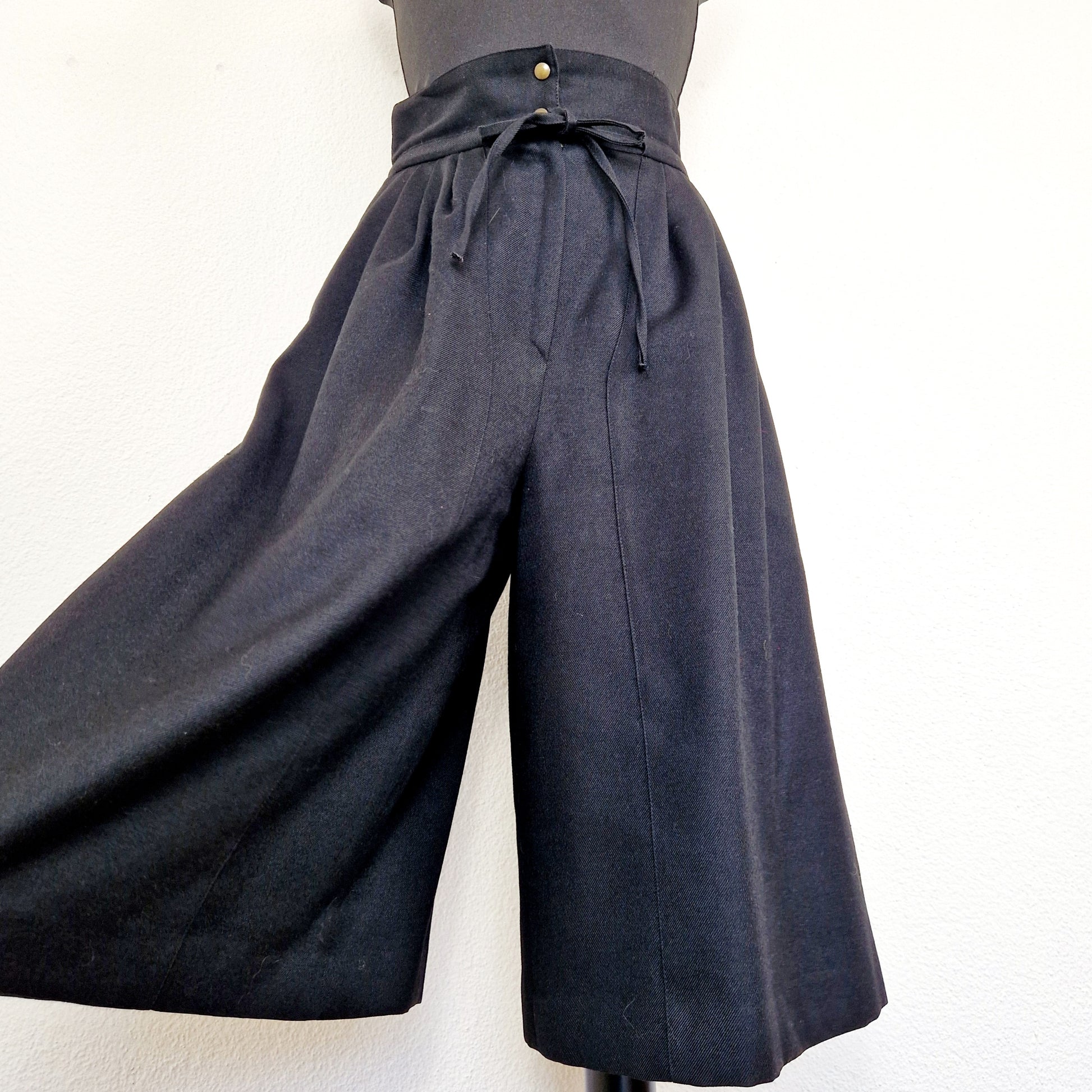 Einzigartige und nachhaltige Vintage Culotte in schwarz, Paperback. Unique and sustainable vintage culottes in black, paperbag. Trousers legs.