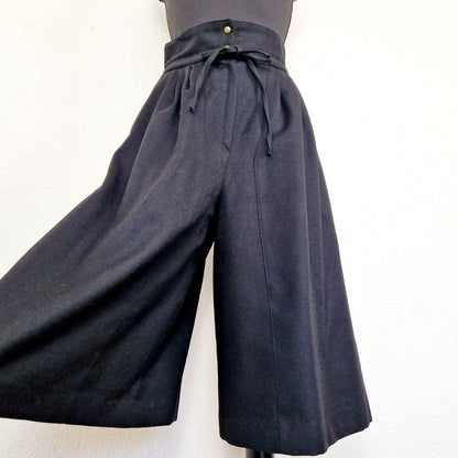 Einzigartige und nachhaltige Vintage Culotte in schwarz, Paperback. Unique and sustainable vintage culottes in black, paperbag. Trousers legs.