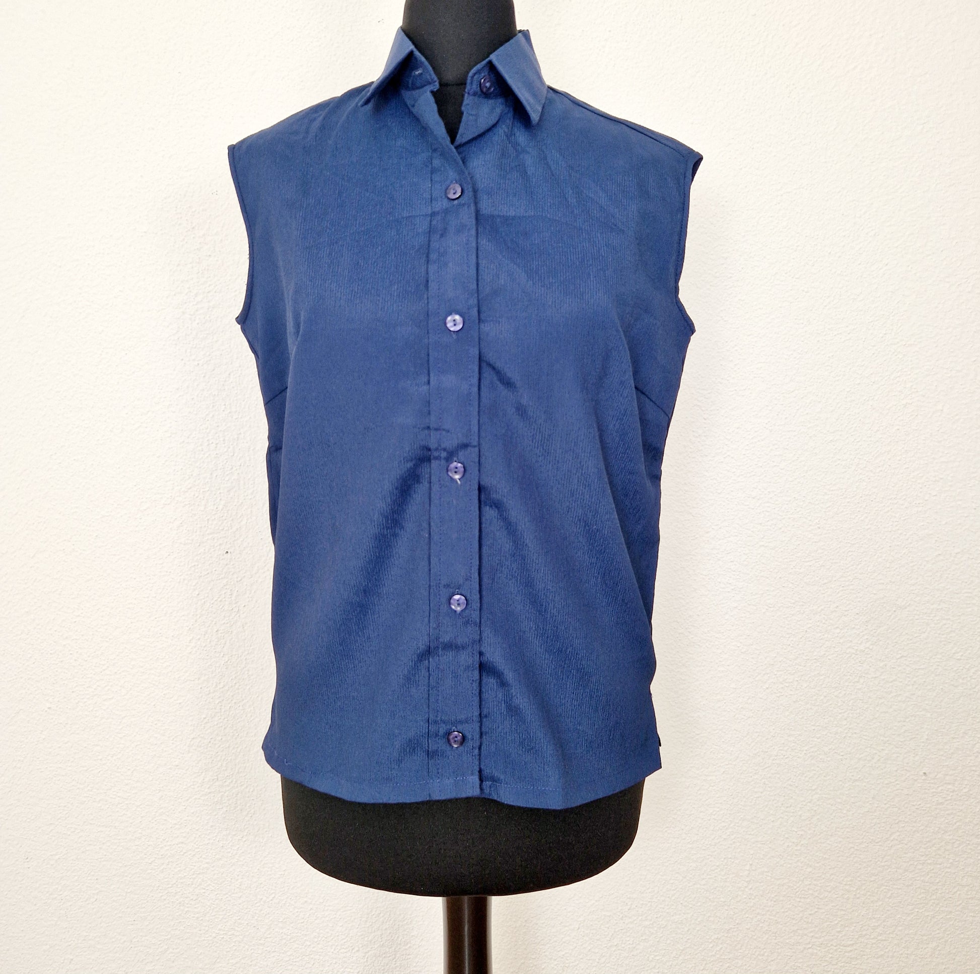 Einzigartiges und nachhaltiges Vintage Top in dunkelblau. Unique and sustainable vintage top in dark blue. Front. 