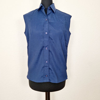 Einzigartiges und nachhaltiges Vintage Top in dunkelblau. Unique and sustainable vintage top in dark blue. Front. 