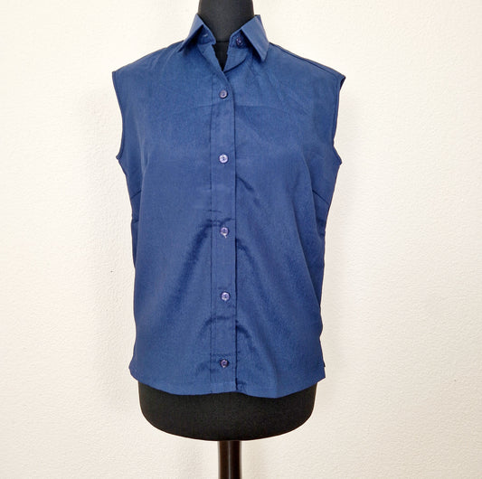 Einzigartiges und nachhaltiges Vintage Top in dunkelblau. Unique and sustainable vintage top in dark blue. Front. 