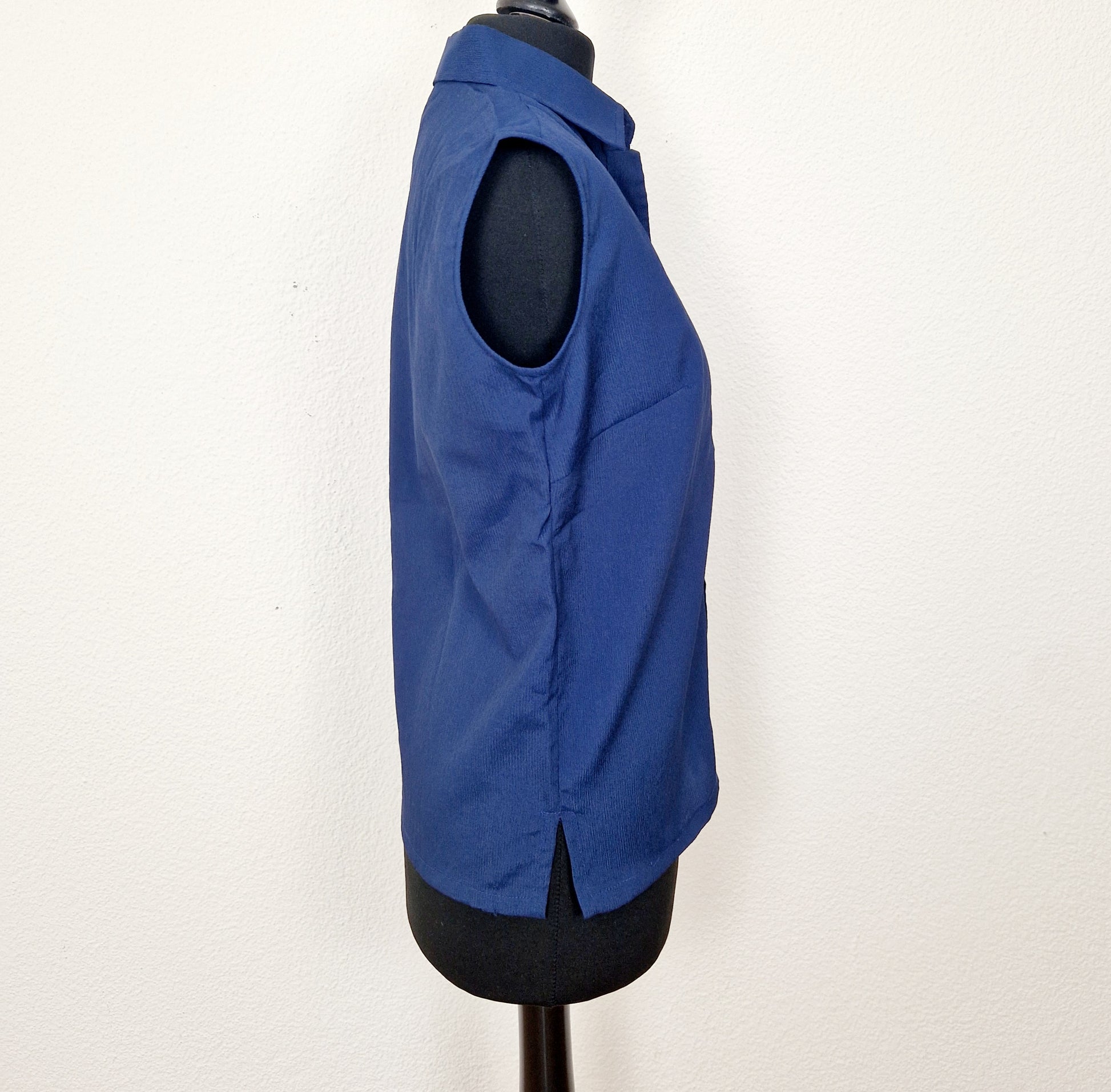 Einzigartiges und nachhaltiges Vintage Top in dunkelblau. Unique and sustainable vintage top in dark blue. Side.