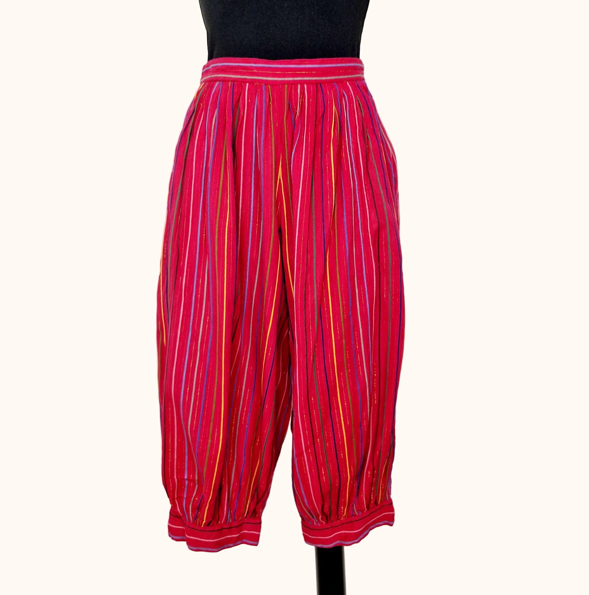 Einzigartige und nachhaltige Vintage Capri Hose in rot-blau-grün mit Streifen. Front.