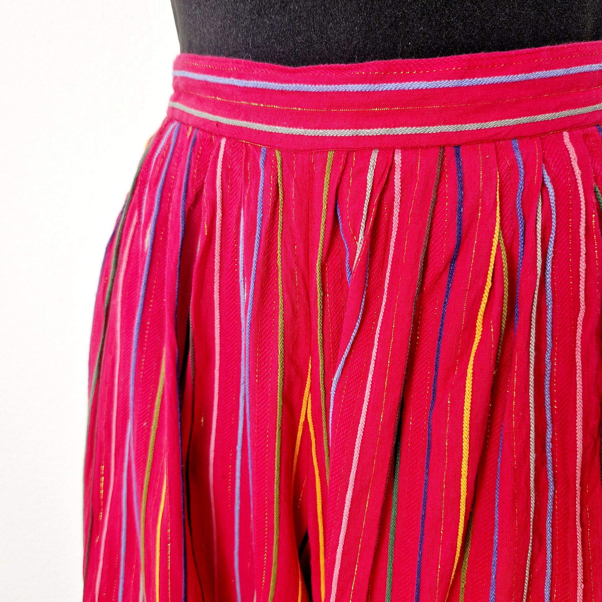 Einzigartige und nachhaltige Vintage Capri Hose in rot-blau-grün mit Streifen. Close-up.