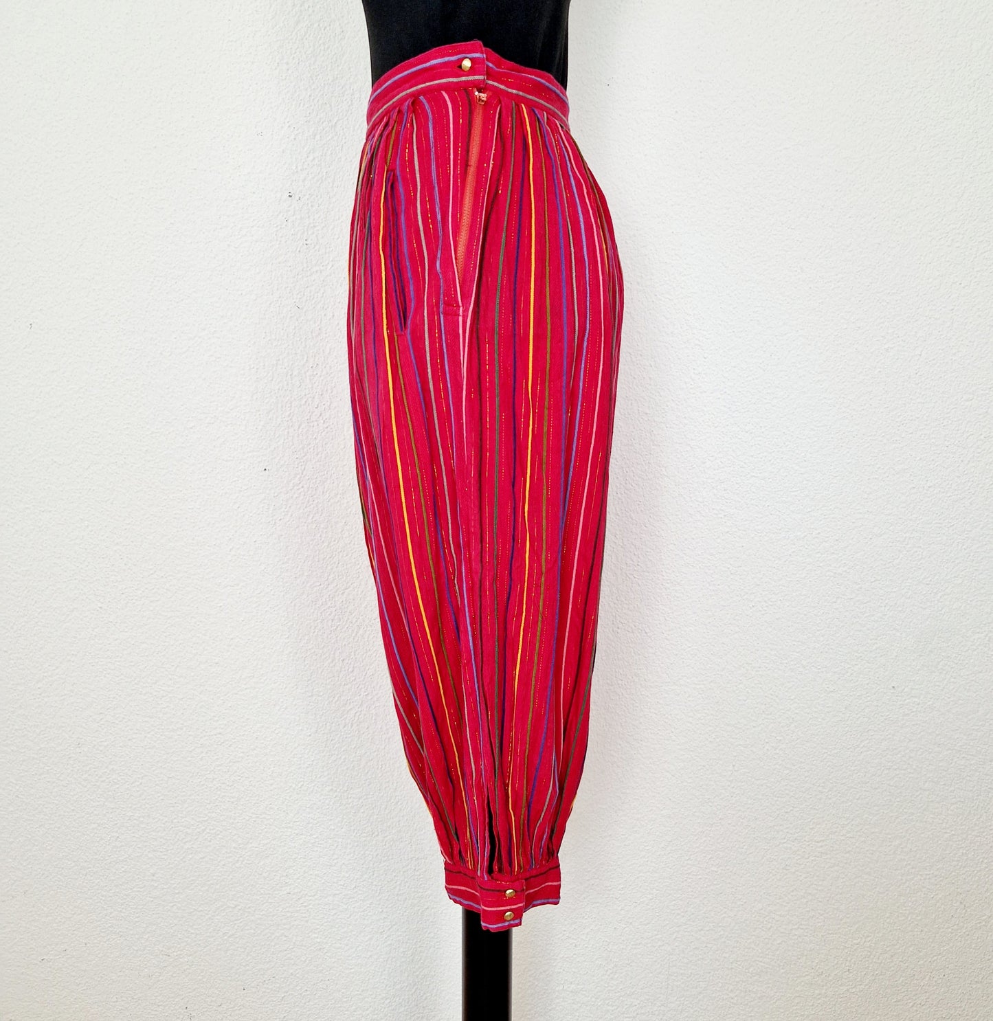 Einzigartige und nachhaltige Vintage Capri Hose in rot-blau-grün mit Streifen. Side.