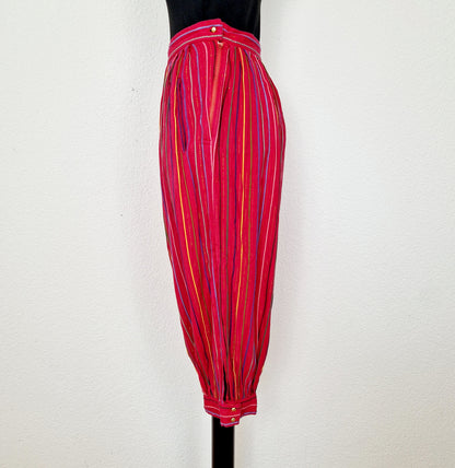Einzigartige und nachhaltige Vintage Capri Hose in rot-blau-grün mit Streifen. Side.