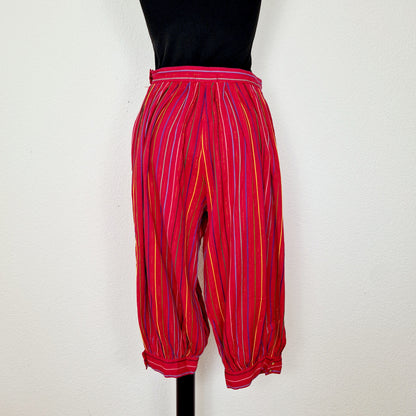 Einzigartige und nachhaltige Vintage Capri Hose in rot-blau-grün mit Streifen. Back.